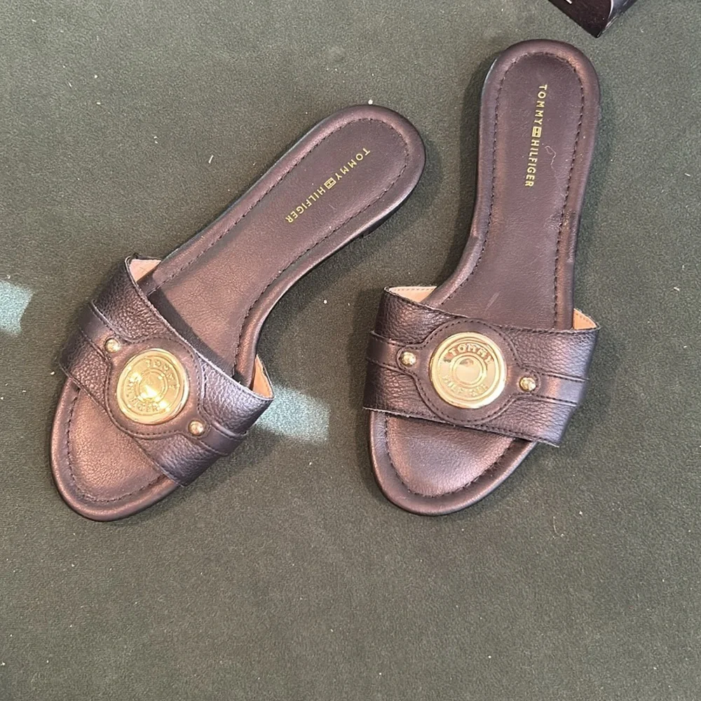 NEW‎ Tommy Hilfiger Black Sandals W Gold Logo Size 6:5
